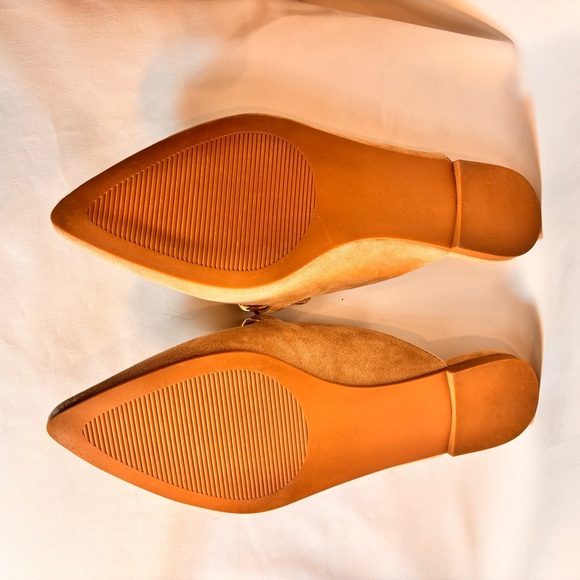 STEVE MADDEN Sz 9 Faine Slip On Light Tan Suede Pointy Mules Gold Toned Chain - Picture 10 of 14